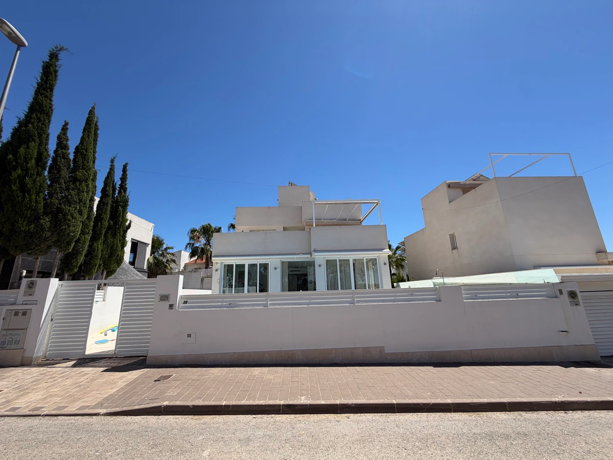 Villa till försäljning i Mil Palmeras