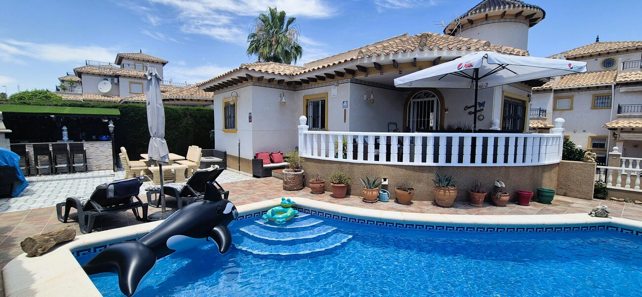 Villa for sale in Villamartin