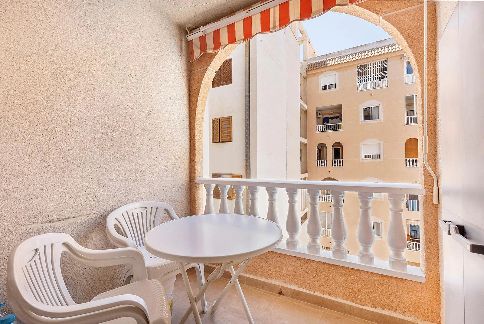 Opportunity for a 2-bedroom apartment with a pool
