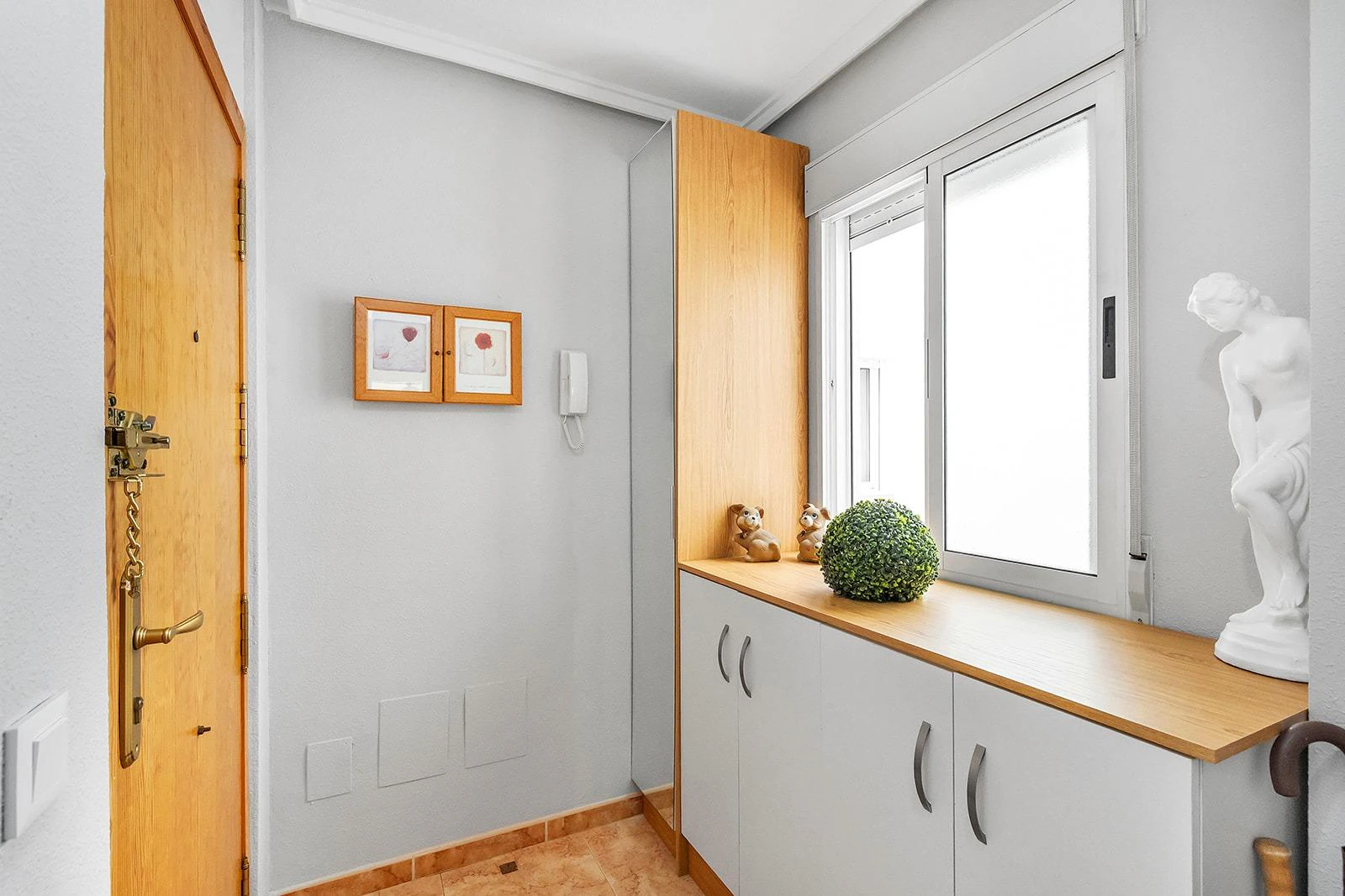 Opportunity for a 2-bedroom apartment with a pool