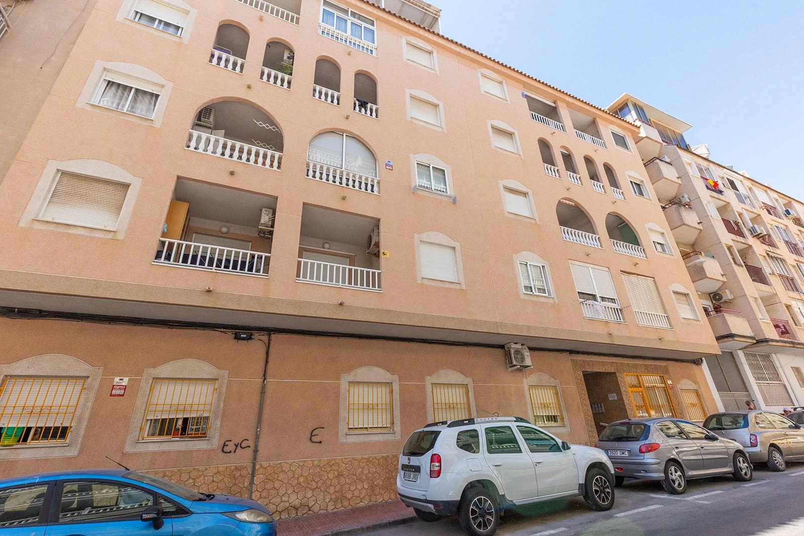 Opportunity for a 2-bedroom apartment with a pool