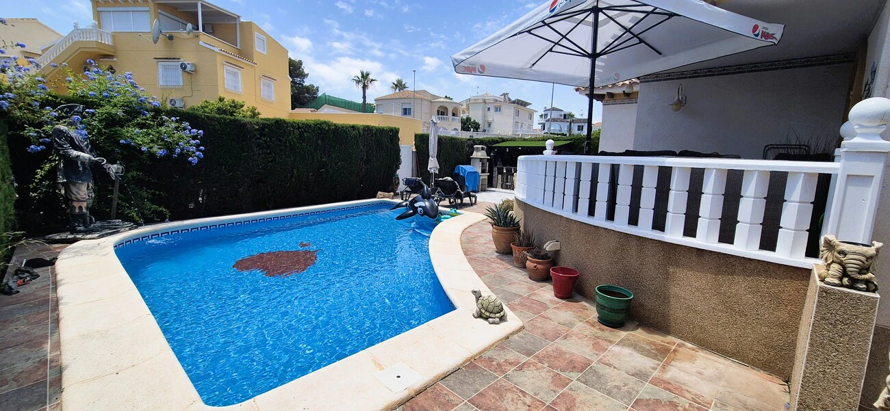 Villa for sale in Villamartin