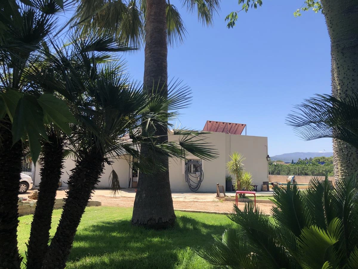 Ondara. Casa de campo amplia con piscina en venta