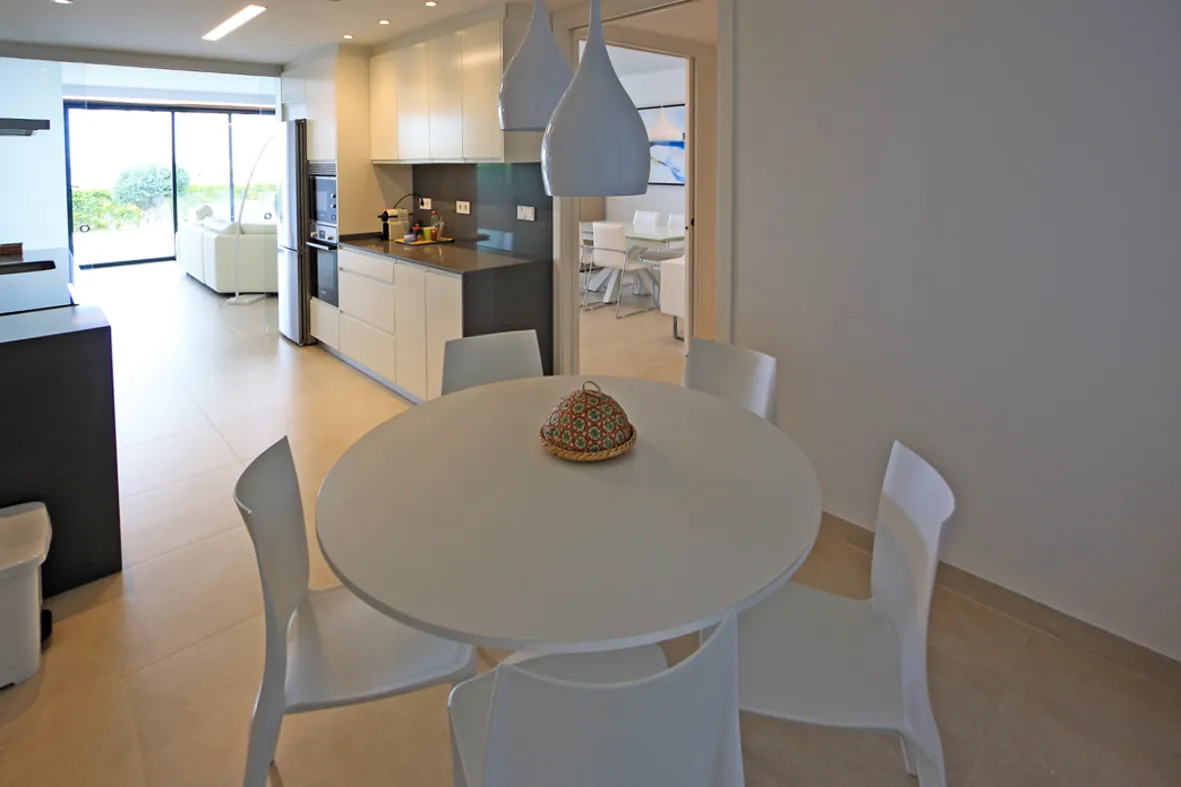 Espectacular apartamento en primera línea de playa en Les Deveses en Dénia.
