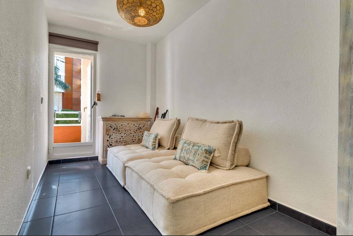 Planta baja a la venta frente al Club Náutico de Denia y a escasos metros de la playa.