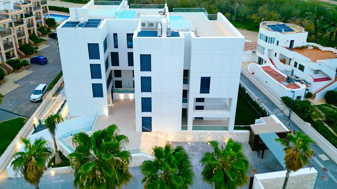 Apartamento bajo de lujo en primera línea de playa en Dénia.