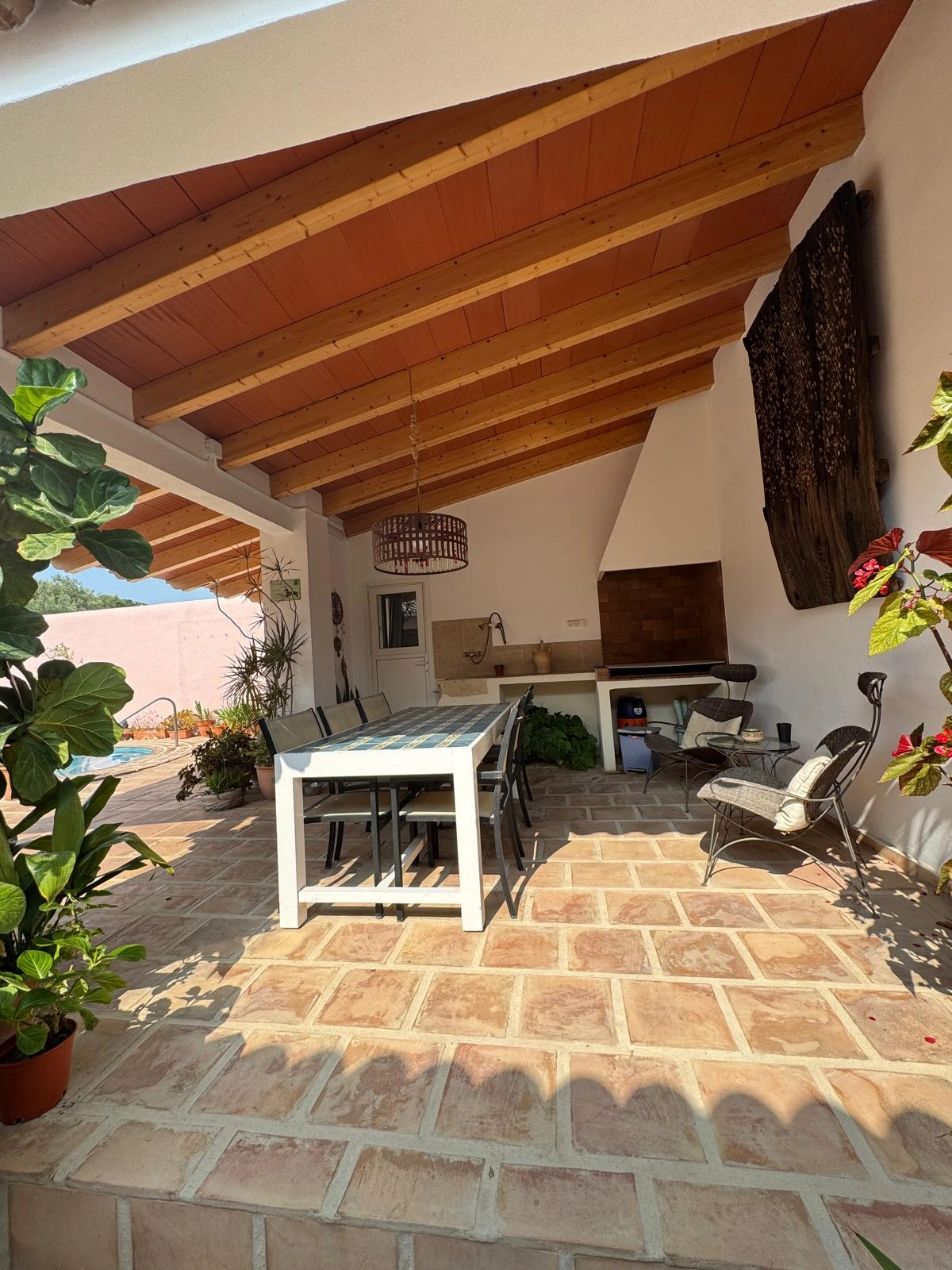 Chalet rústico en Denia con 4 dormitorios y piscina.