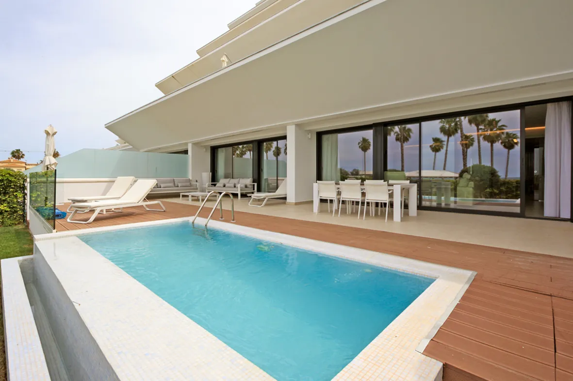 Espectacular apartamento en primera línea de playa en Les Deveses en Dénia.