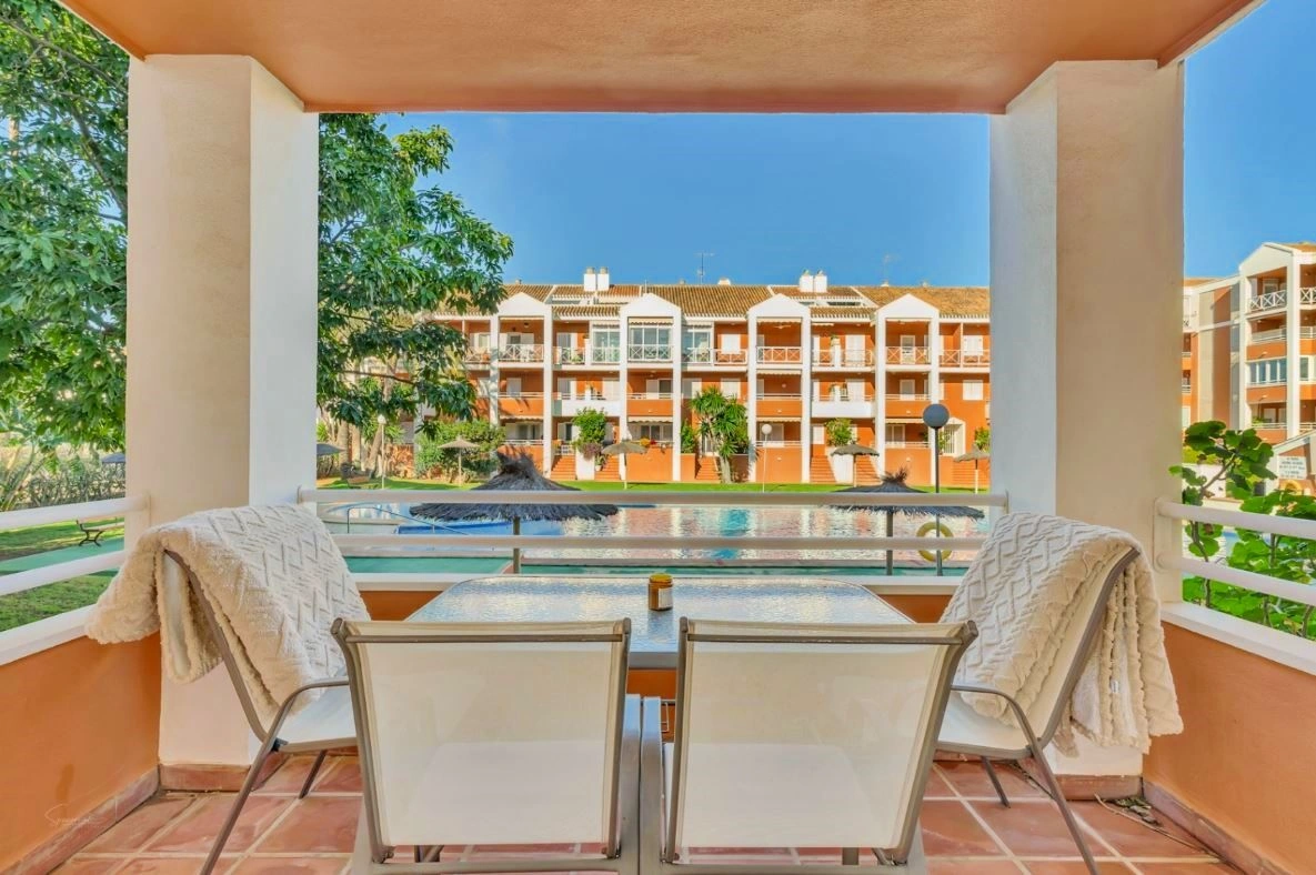 Planta baja a la venta frente al Club Náutico de Denia y a escasos metros de la playa.