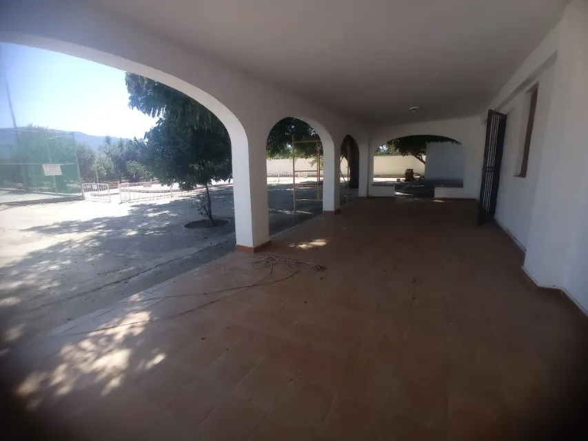 Chalet en venta en las marinas con amplia parcela y piscina