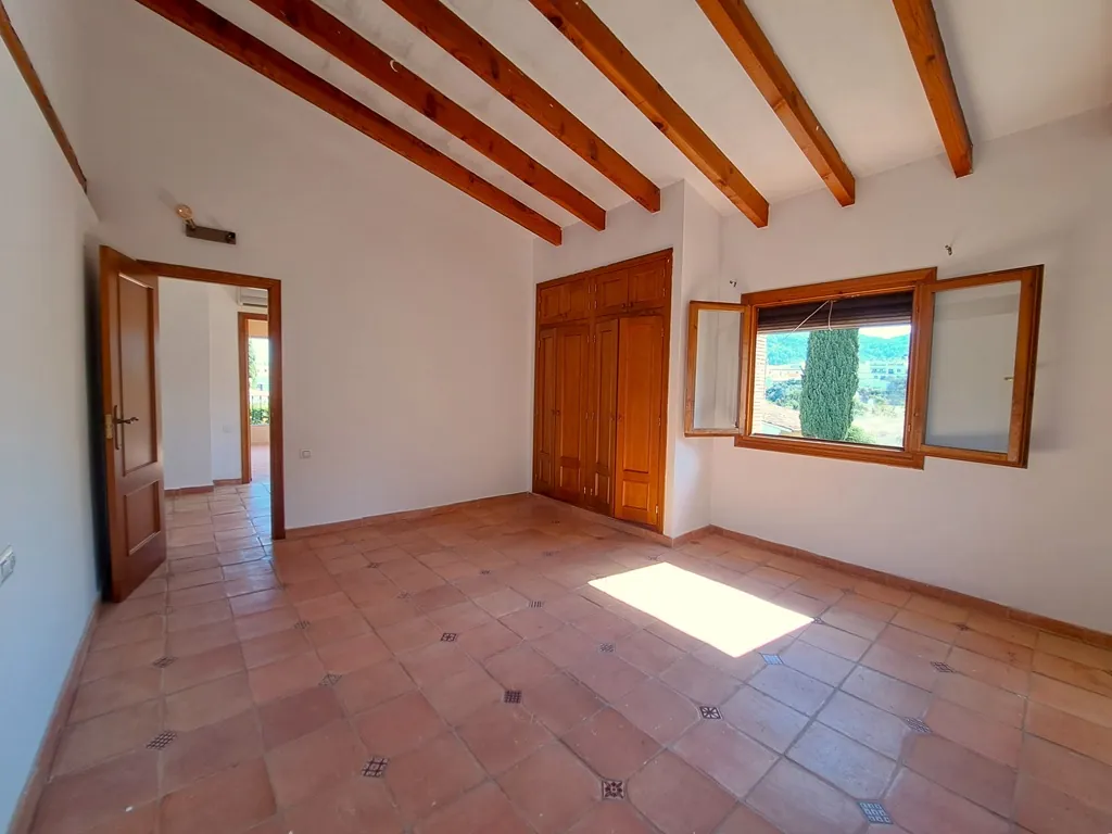 Villa con piscina para comprar en Orba.