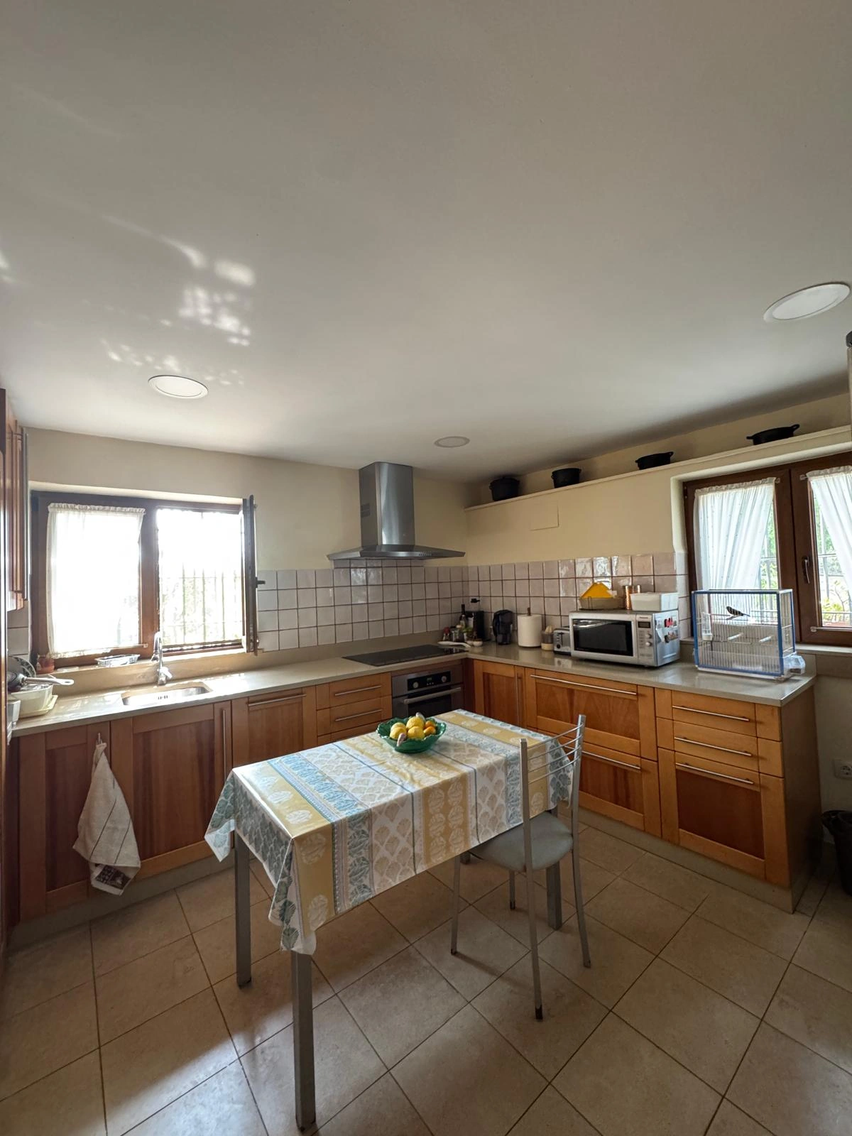 Chalet rústico en Denia con 4 dormitorios y piscina.