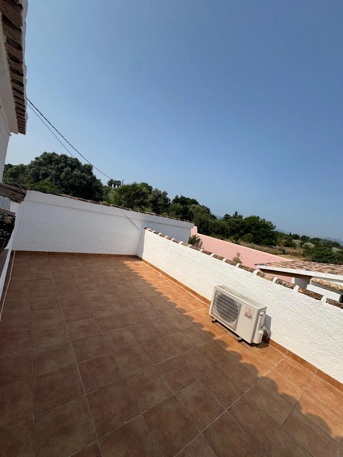 Chalet rústico en Denia con 4 dormitorios y piscina.