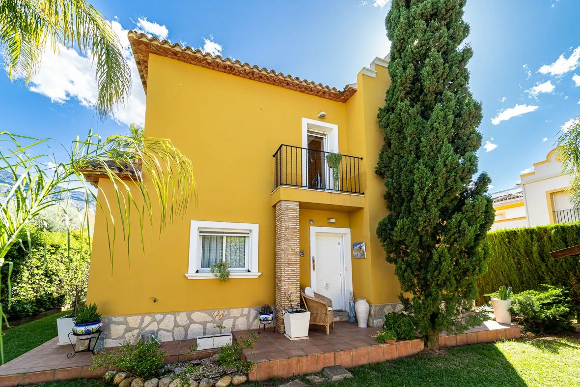 Villa seminueva a un paso del centro.