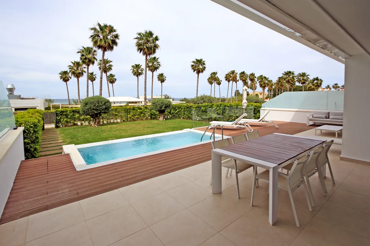 Espectacular apartamento en primera línea de playa en Les Deveses en Dénia.
