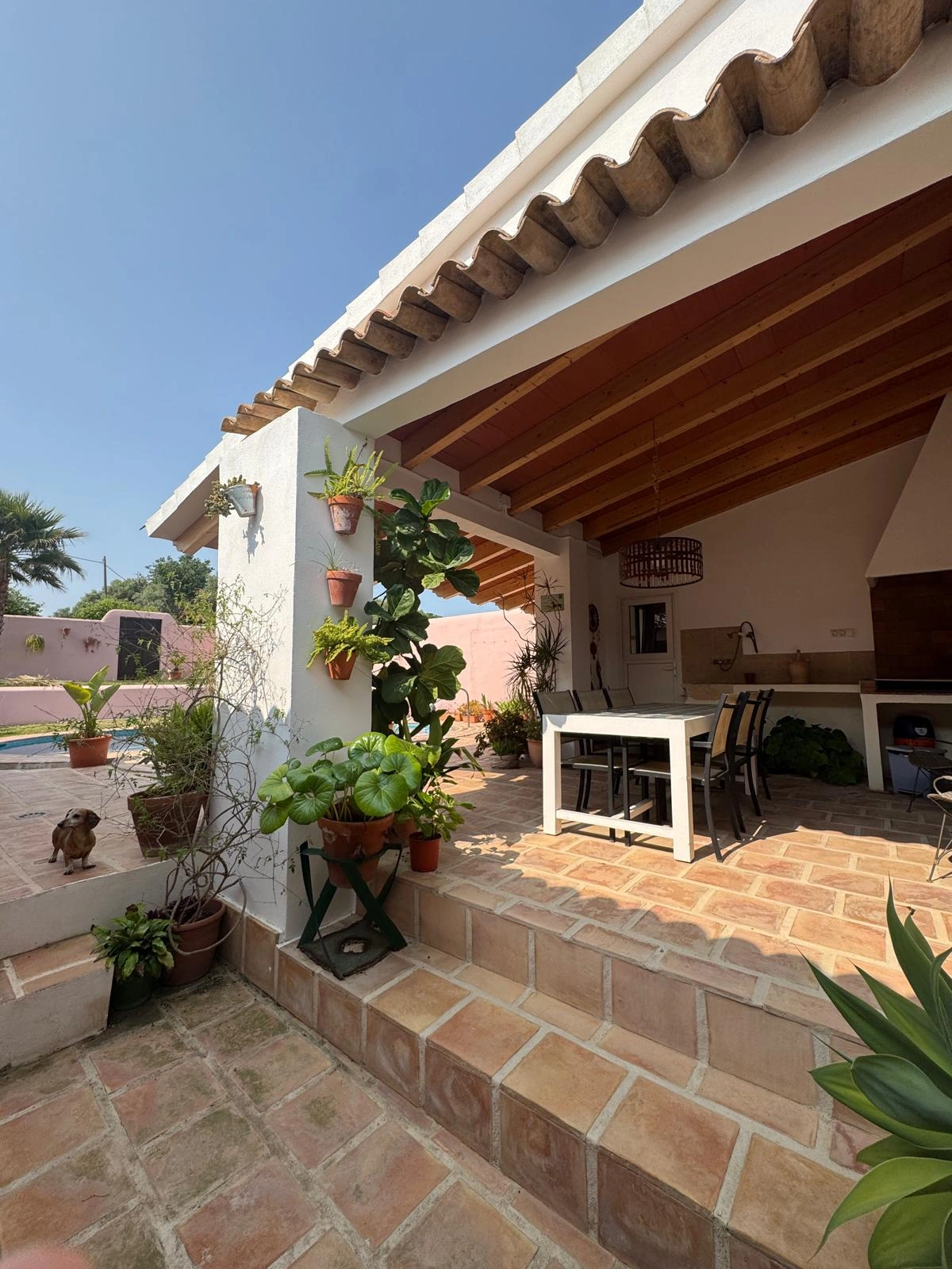 Chalet rústico en Denia con 4 dormitorios y piscina.