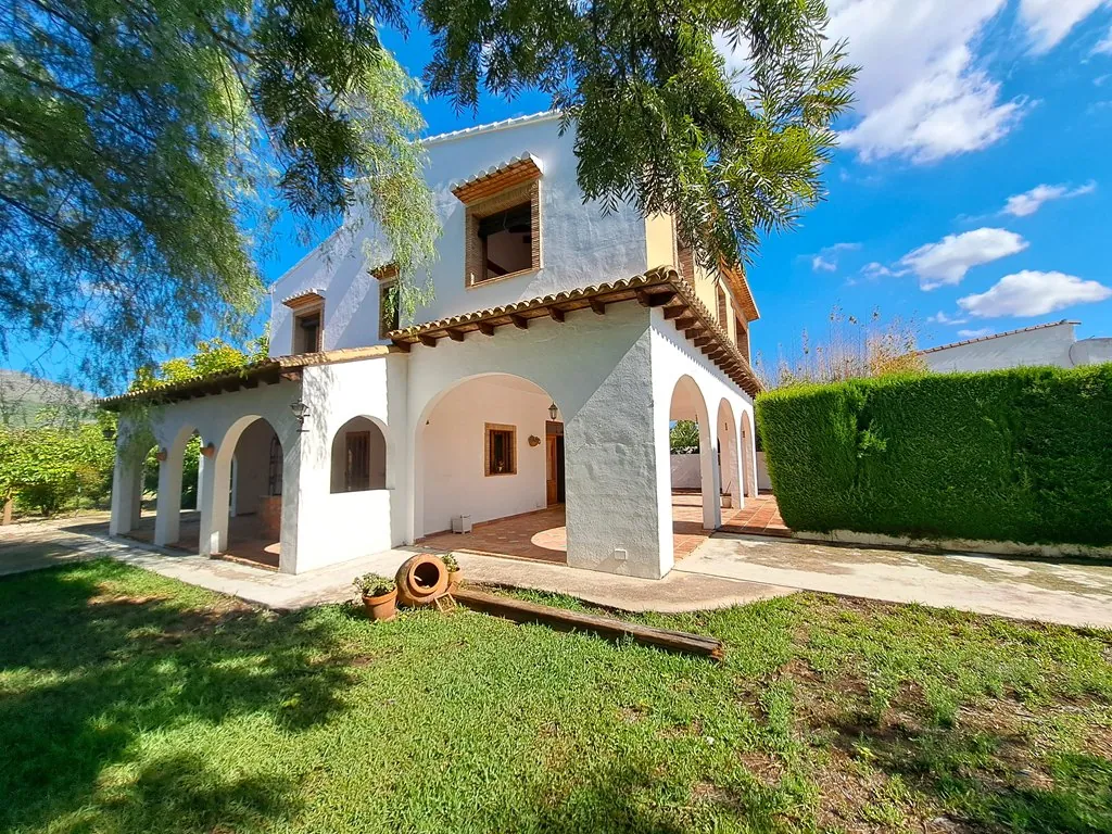 Villa con piscina para comprar en Orba.
