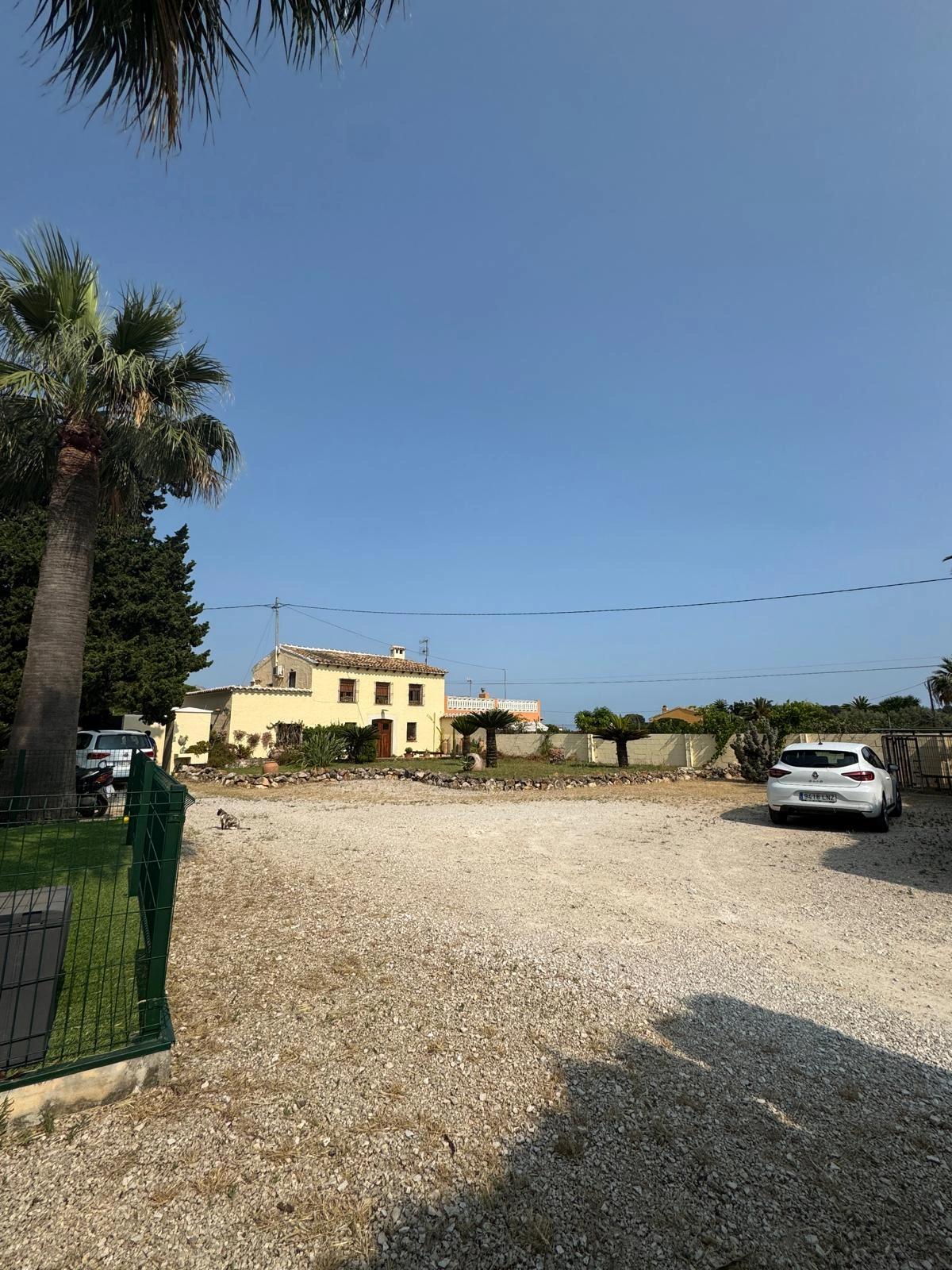 Chalet rústico en Denia con 4 dormitorios y piscina.