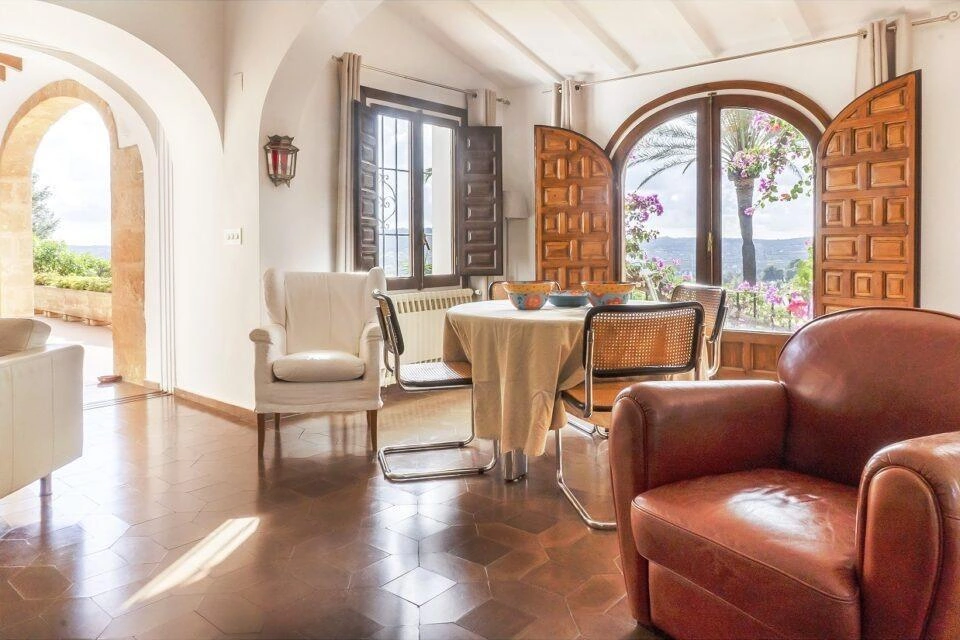Villa en Jávea con Vistas al Mar y al Montgó