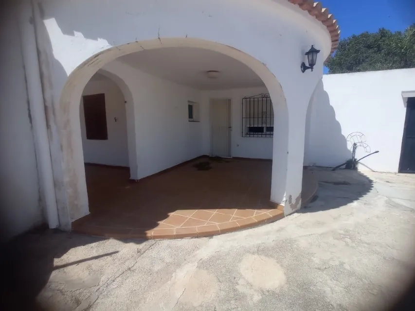 Chalet en venta en las marinas con amplia parcela y piscina