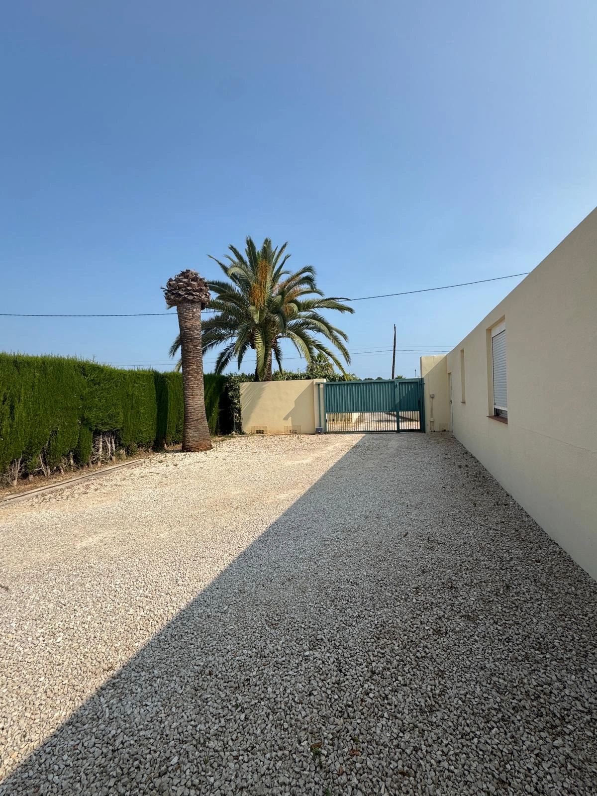 Chalet rústico en Denia con 4 dormitorios y piscina.