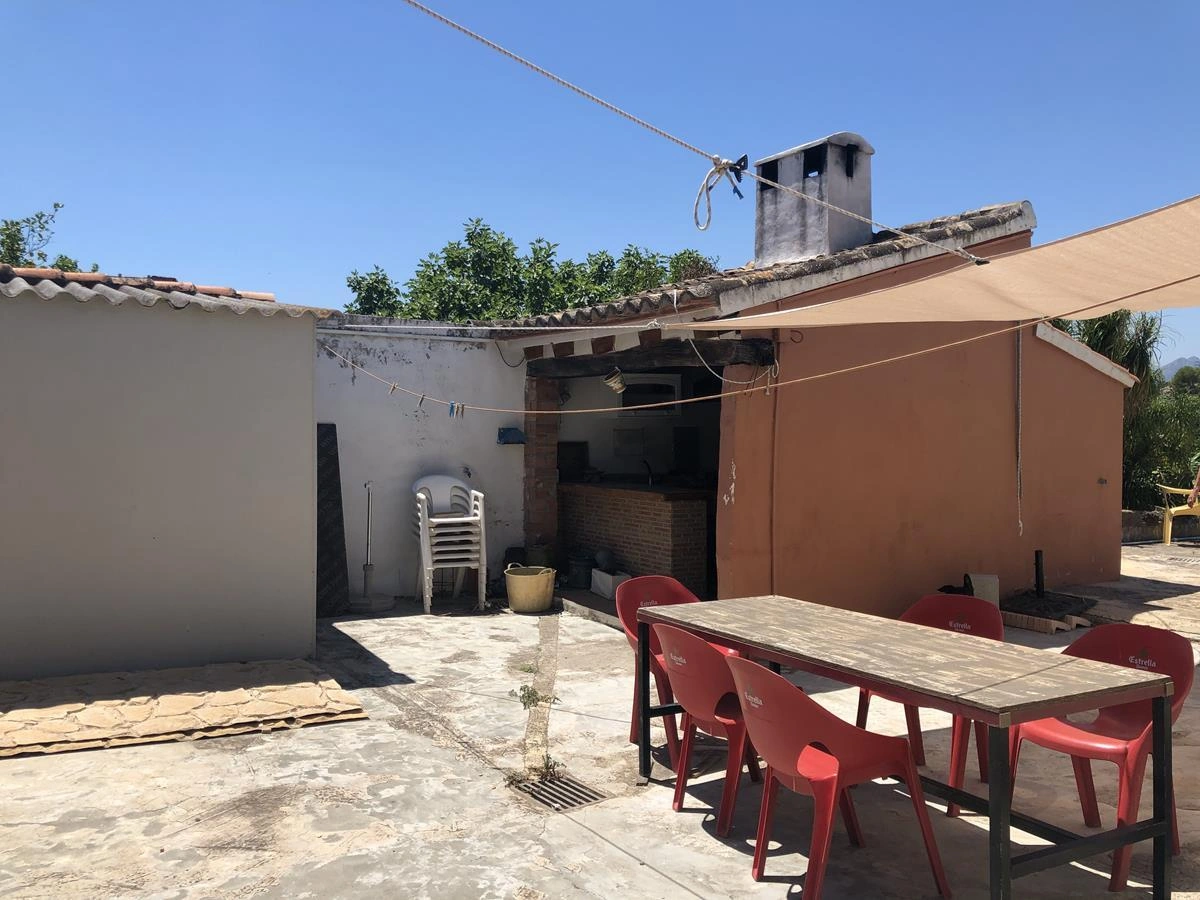 Ondara. Casa de campo amplia con piscina en venta