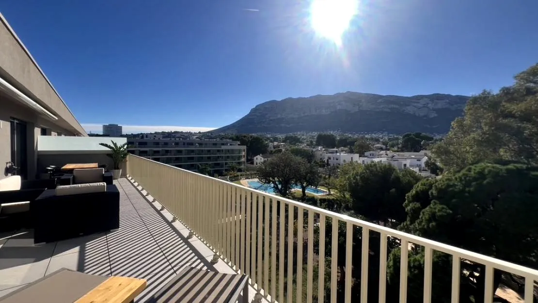 Impresionante ático nuevo a estrenar en Dénia – Vistas al Montgó, lujo, luz y ubicación inmejorable