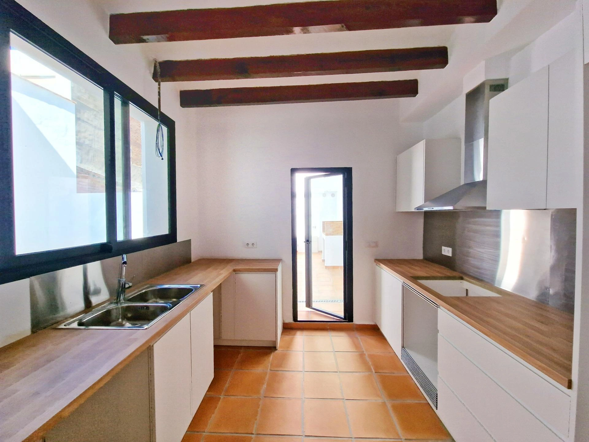 Casa de pueblo de estilo mediterráneo cerca del mar