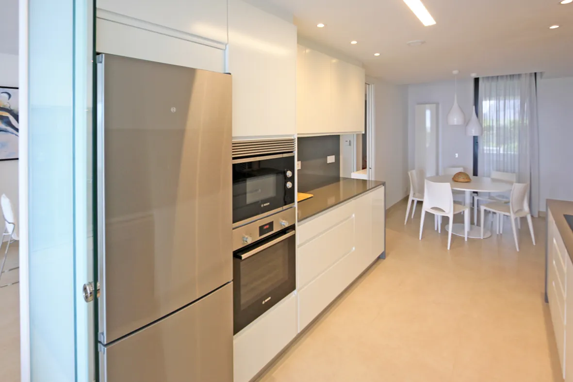 Espectacular apartamento en primera línea de playa en Les Deveses en Dénia.