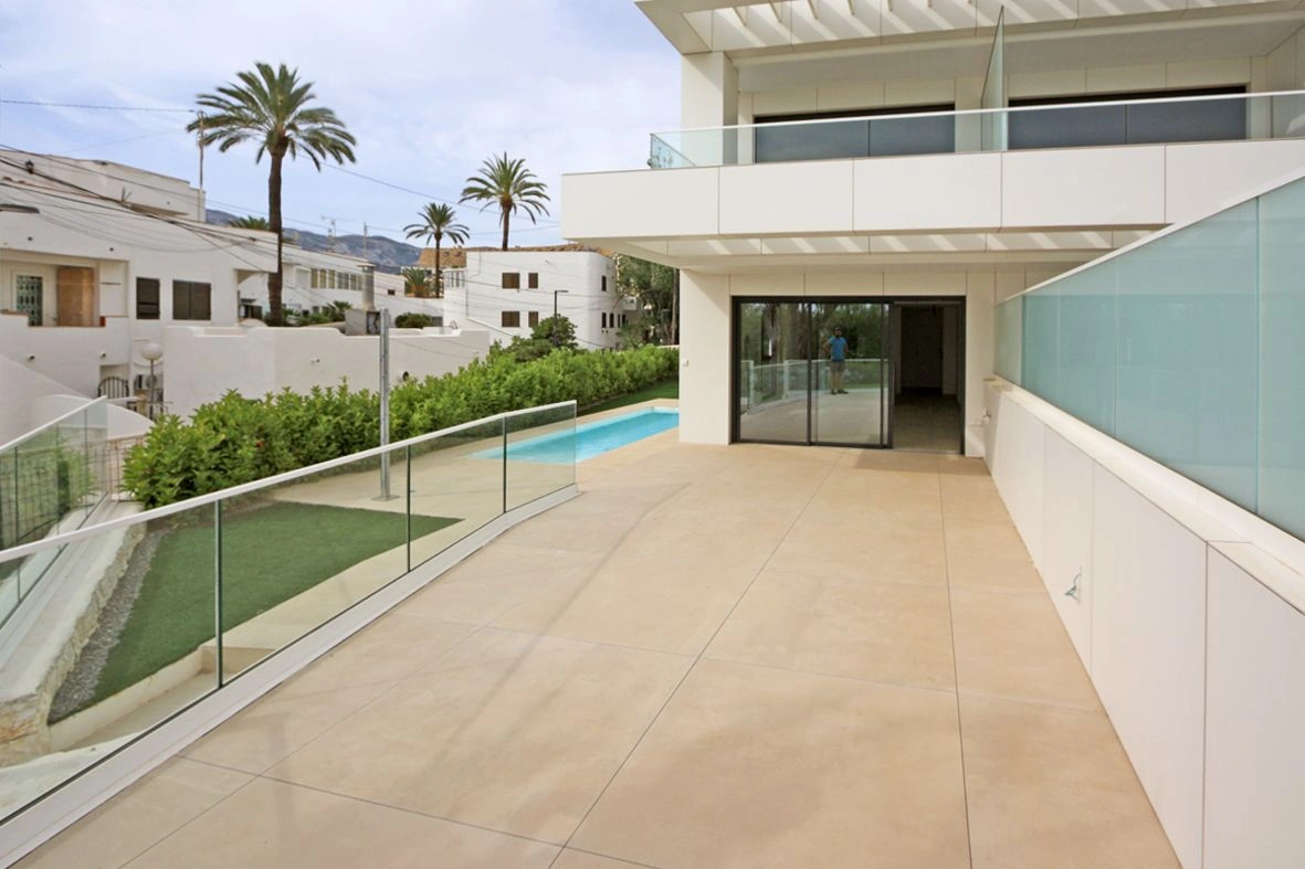 Apartamento bajo de lujo en primera línea de playa en Dénia.