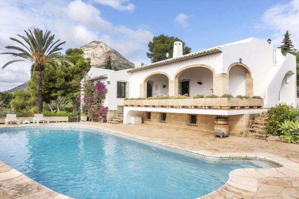 Villa en Jávea con Vistas al Mar y al Montgó