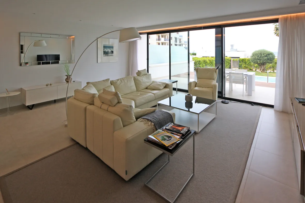 Espectacular apartamento en primera línea de playa en Les Deveses en Dénia.
