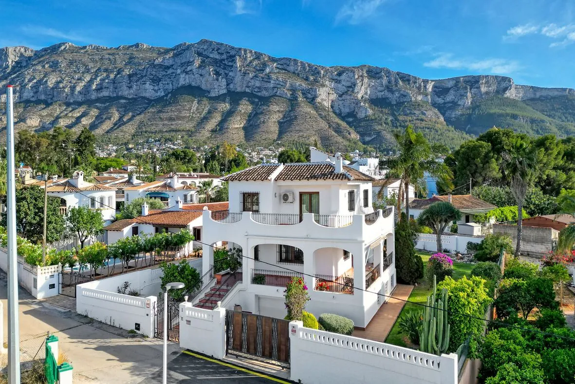 Impresionante villa mediterránea a un paso de la ciudad de Dénia.