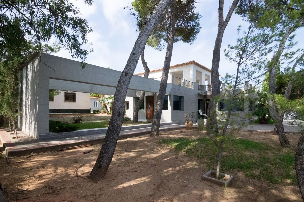 Gran villa en las Rotas con una parcela de 2885 m2.