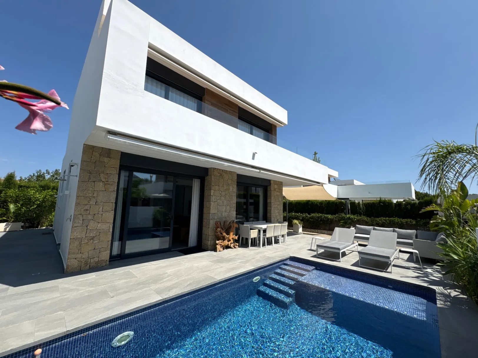 Chalet en Denia para alquiler a largo plazo con 3 dormitorios y piscina. Alto standing
