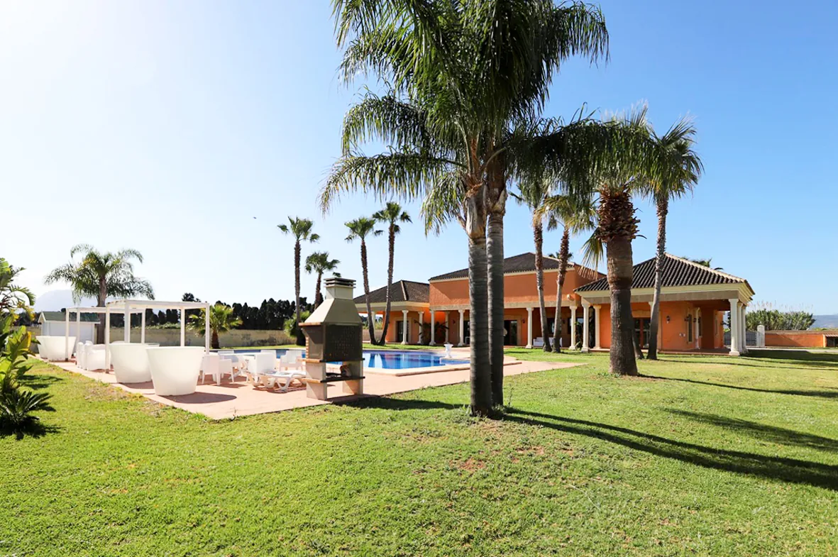 Magnífica villa a 600 metros de la playa en Dénia.