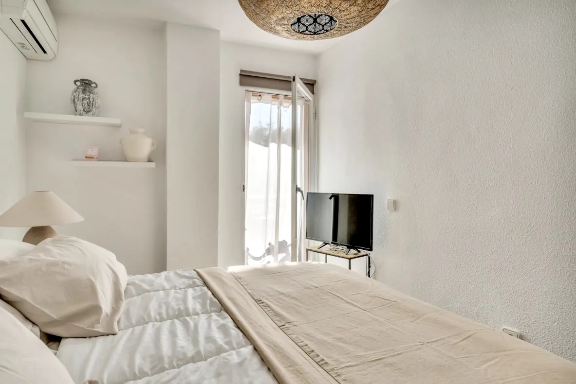 Planta baja a la venta frente al Club Náutico de Denia y a escasos metros de la playa.