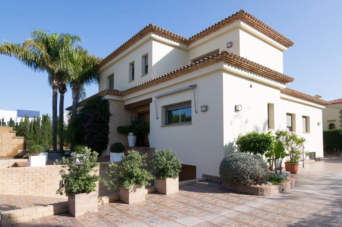 Gran villa cerca del mar y de la ciudad de Dénia.