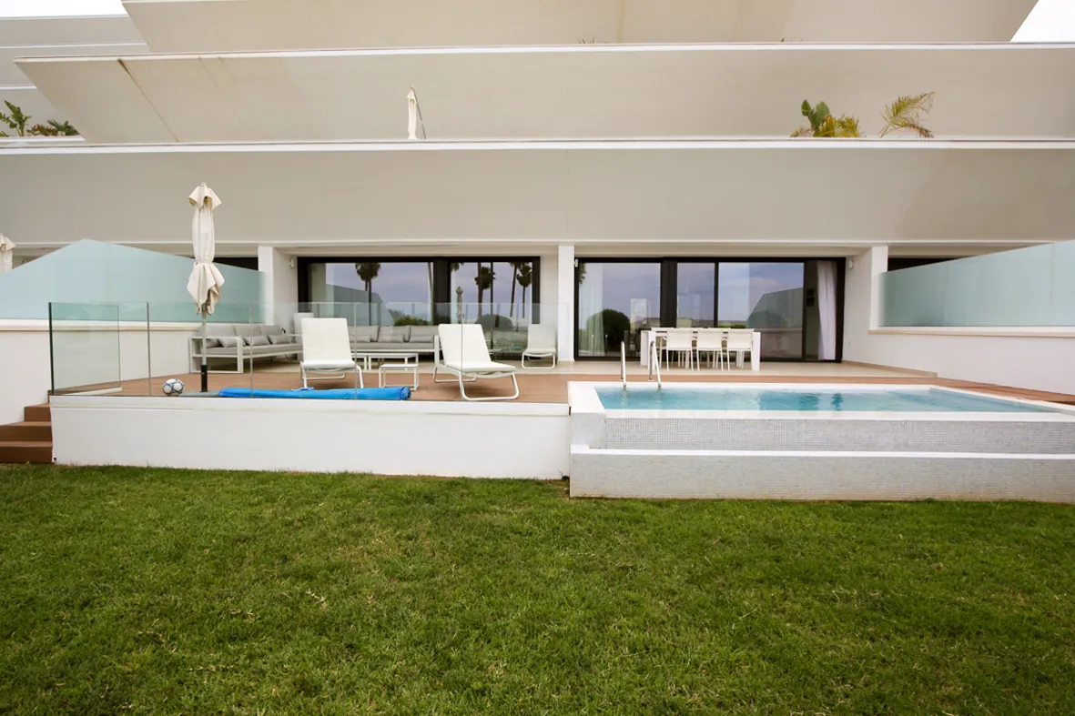 Espectacular apartamento en primera línea de playa en Les Deveses en Dénia.
