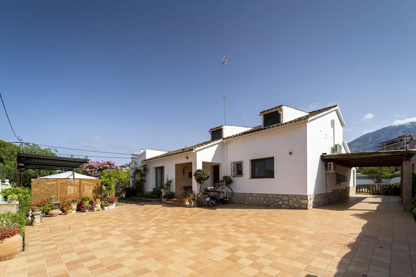 CHALET ESTILO MEDITERRANEO EN ZONA LAS ROTAS DENIA