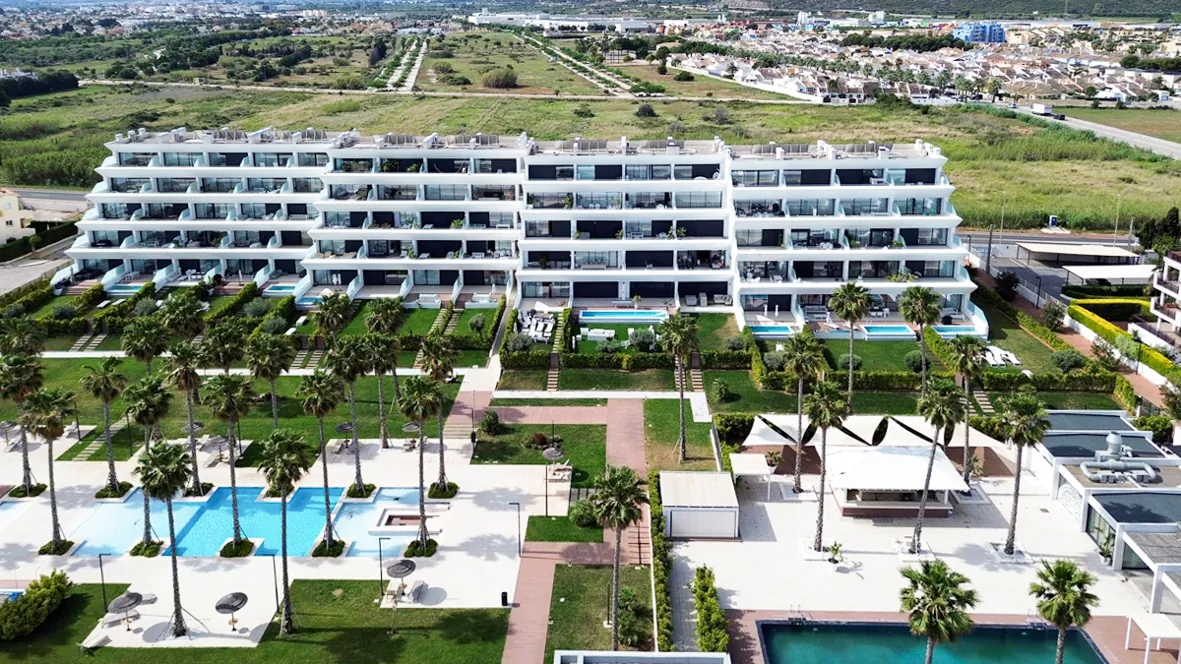 Espectacular apartamento en primera línea de playa en Les Deveses en Dénia.