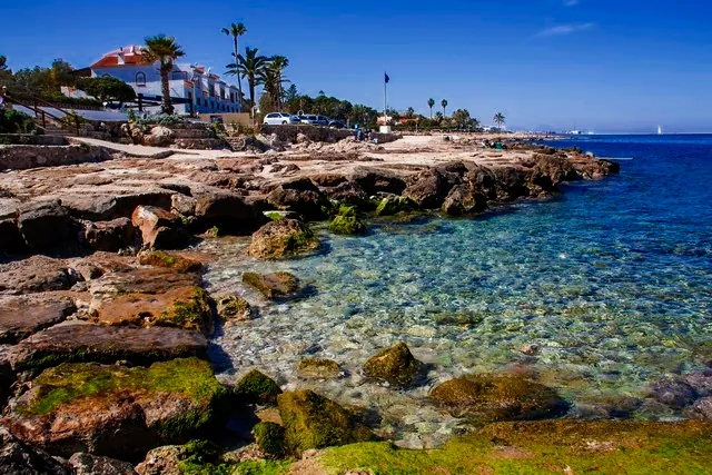 Planta baja a la venta frente al Club Náutico de Denia y a escasos metros de la playa.