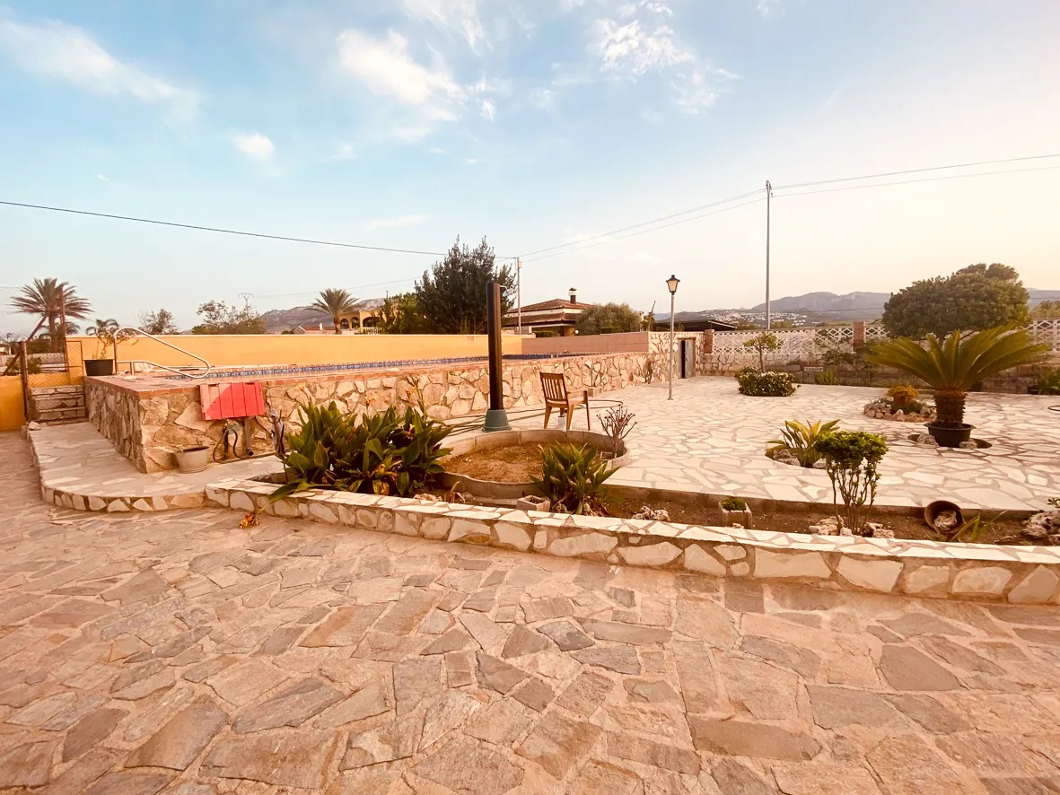 Villa en venta en Oliva con gran parcela.