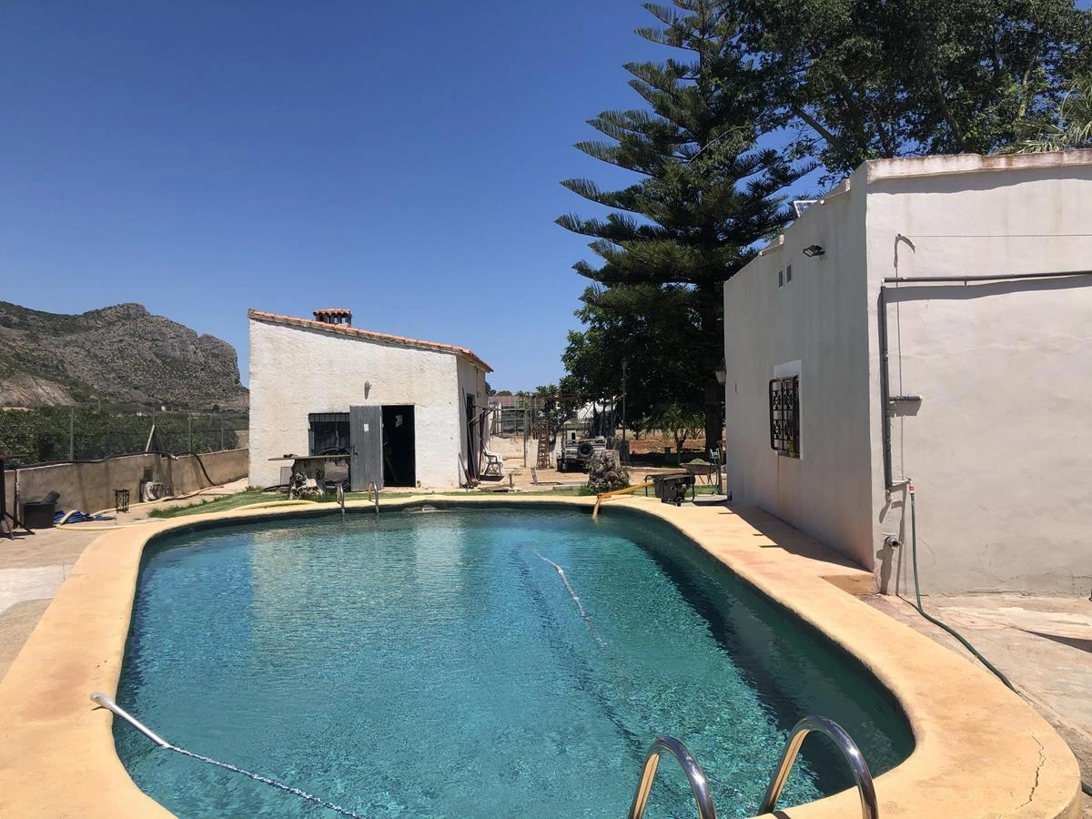Ondara. Casa de campo amplia con piscina en venta