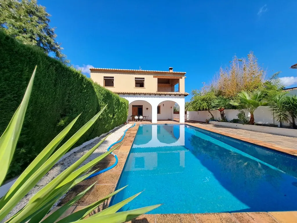 Villa con piscina para comprar en Orba.