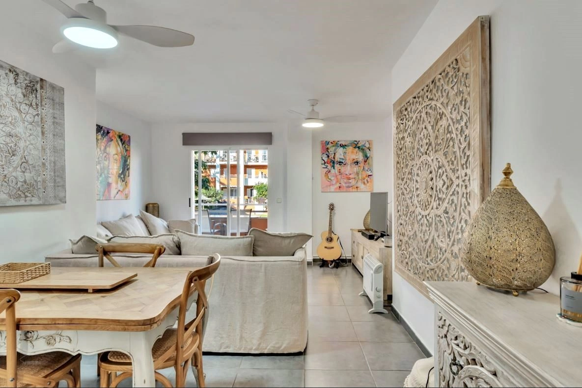 Planta baja a la venta frente al Club Náutico de Denia y a escasos metros de la playa.