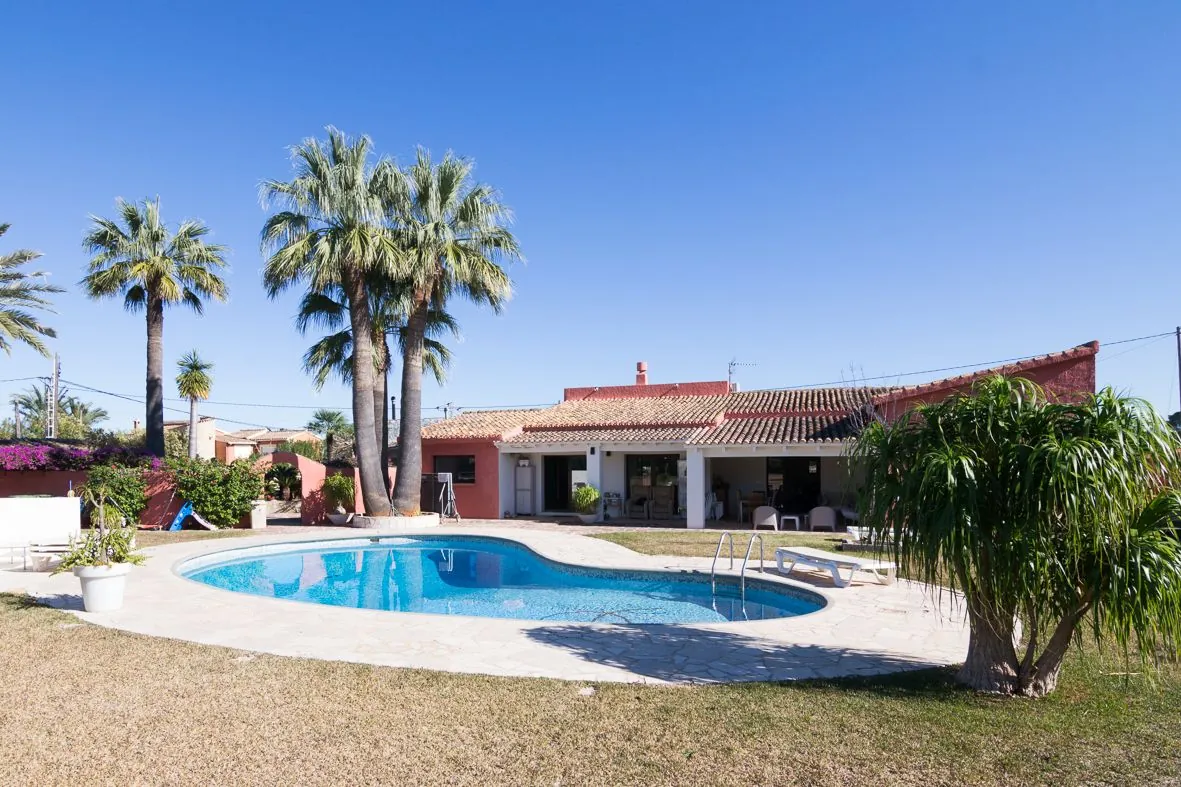 Villa mediterránea con gran parcela.