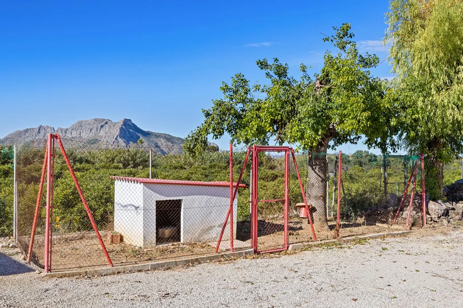 Gran finca rústica compuesta por dos casas y con cuadras para caballos.