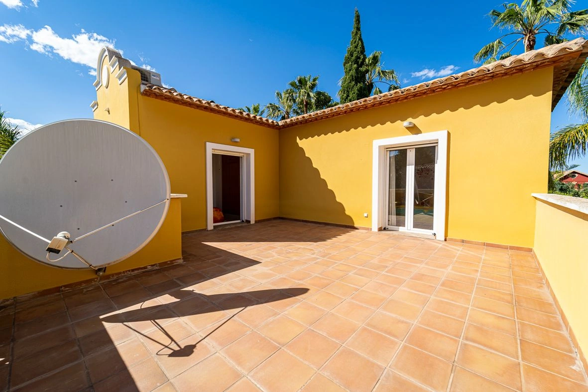 Villa seminueva a un paso del centro.