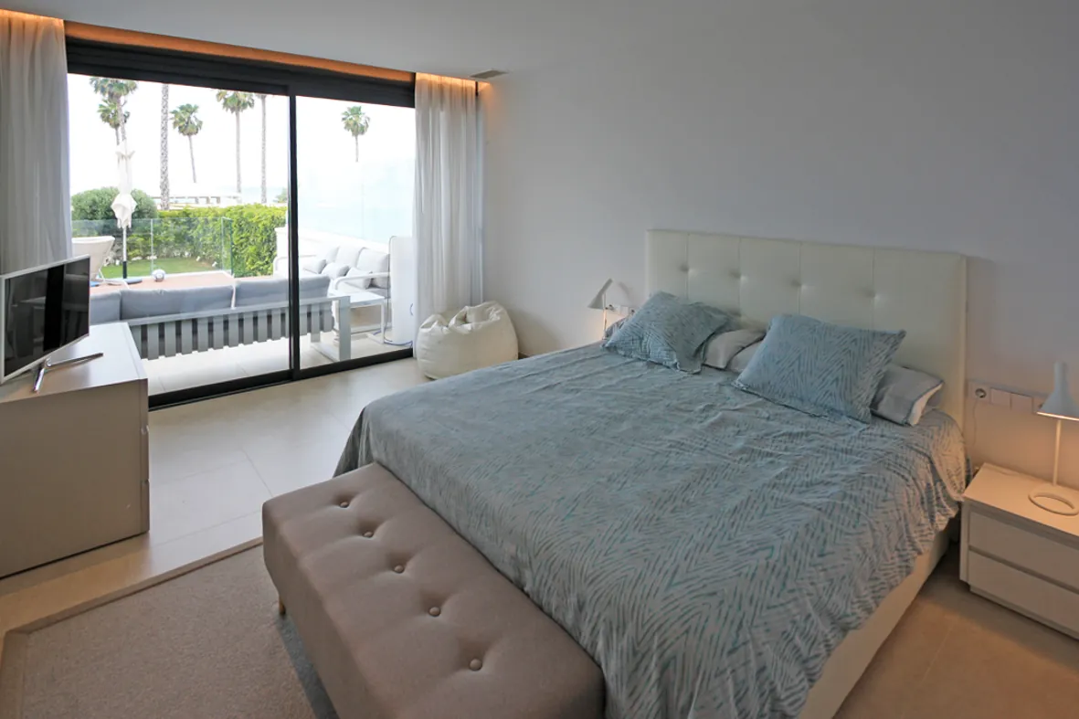 Espectacular apartamento en primera línea de playa en Les Deveses en Dénia.